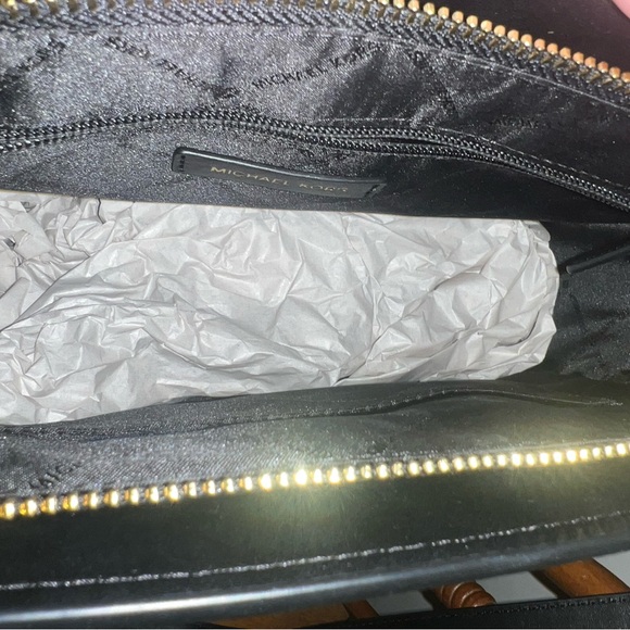 Micheal Kors black purse! - Picture 4 of 5